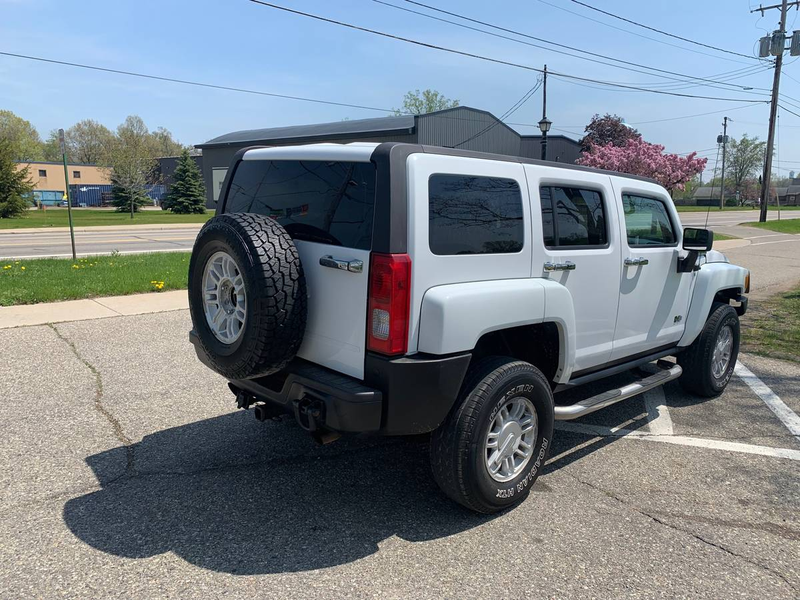 Illustration for article titled At $6,400, Could This 2006 Hummer H3 With a 5-Speed Have You Humming a New Tune?